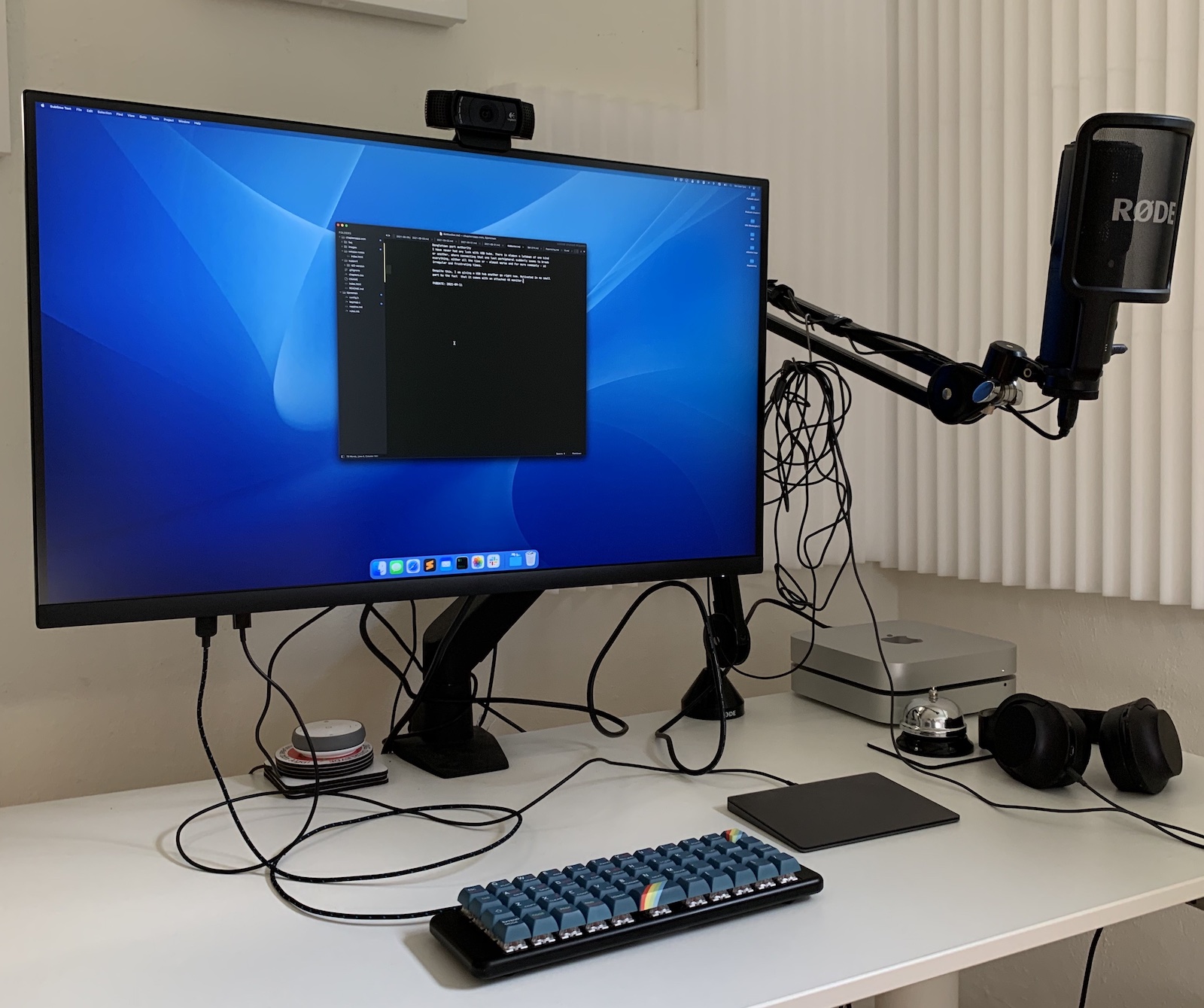 4K monitor on arm, connected to Mac mini