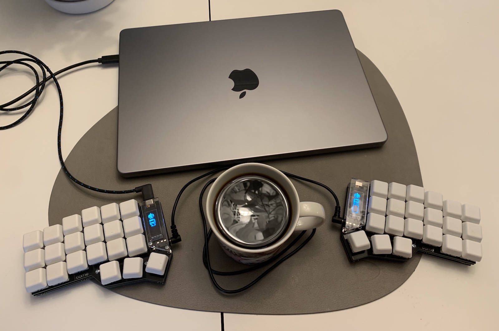 Corne split keyboard with LEDs and OLED screens