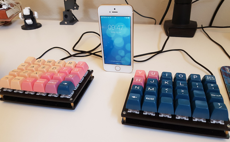 Iphone SE between keyboard halves