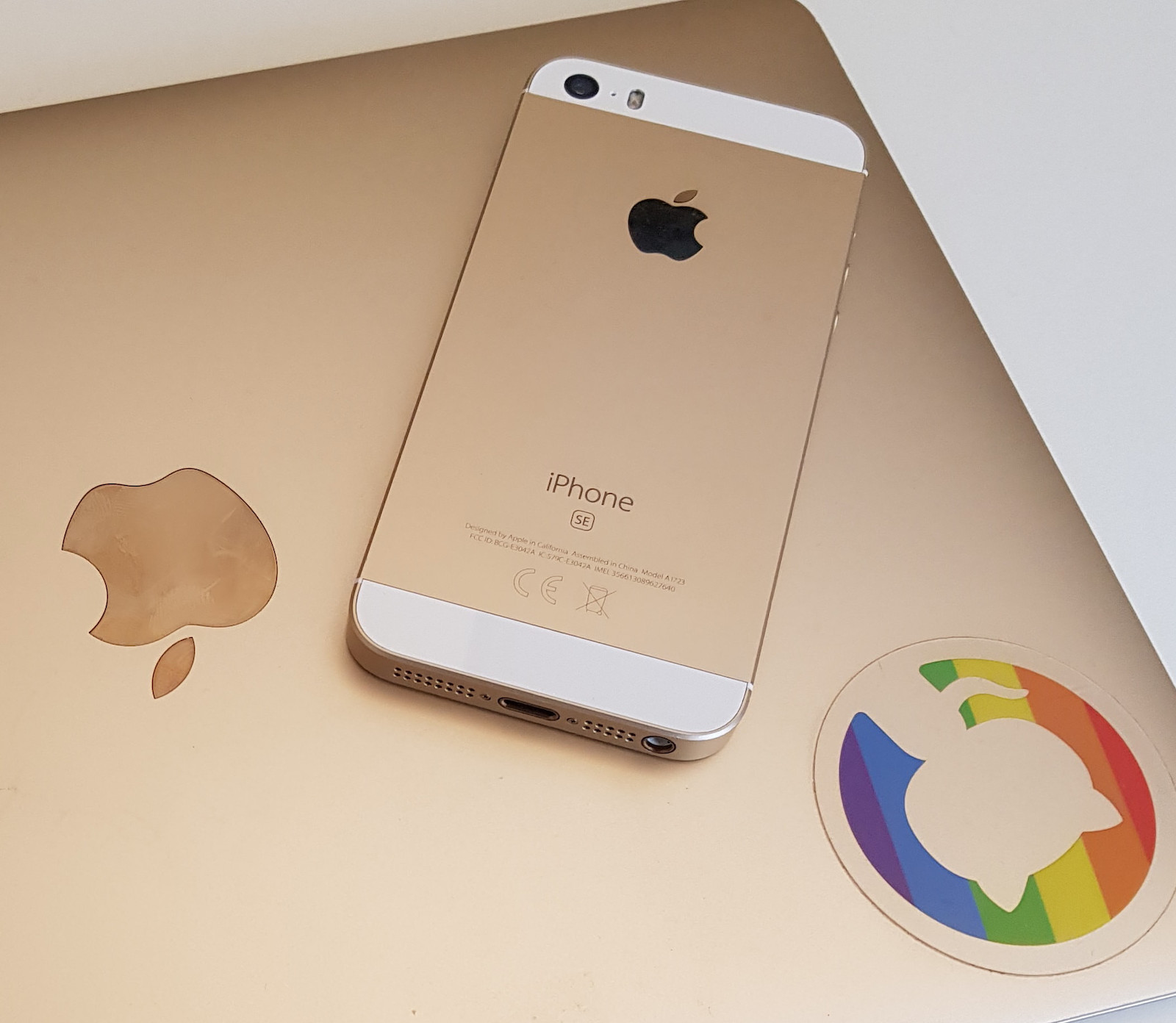 Iphone SE on top of 12-inch Macbook